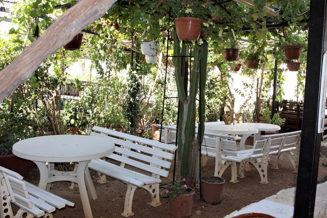 Kasgar Court Hotel Agia Varvara Bagian luar foto